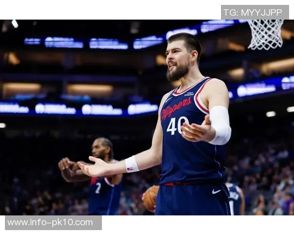 祖巴茨替补席处理脚踝伤势赛后走路一瘸一拐引发关注