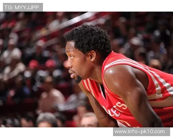 莱万因伤缺席至少四周球迷期待他早日回归赛场 莱万因伤缺席至少四周球迷期待他早日回归赛场